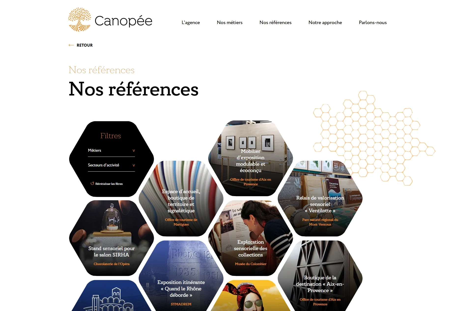 Page « Nos références » de Canopée avec les projets affichés en vignettes hexagonales sur plusieurs colonnes, et un panneau de filtres par métier et secteur d'activité